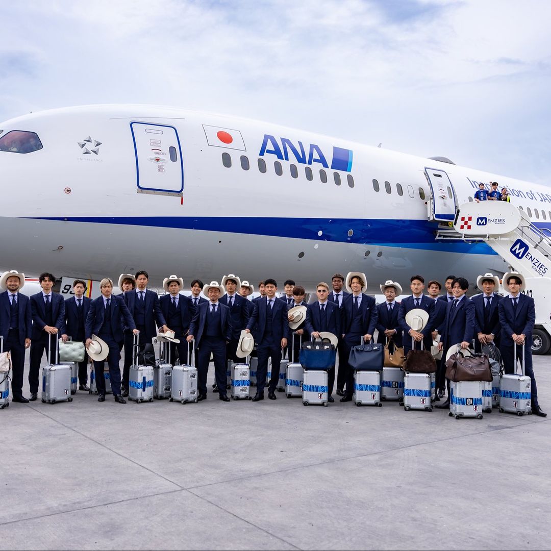 Jugadores de la selección de Japón antes de un partido amistoso